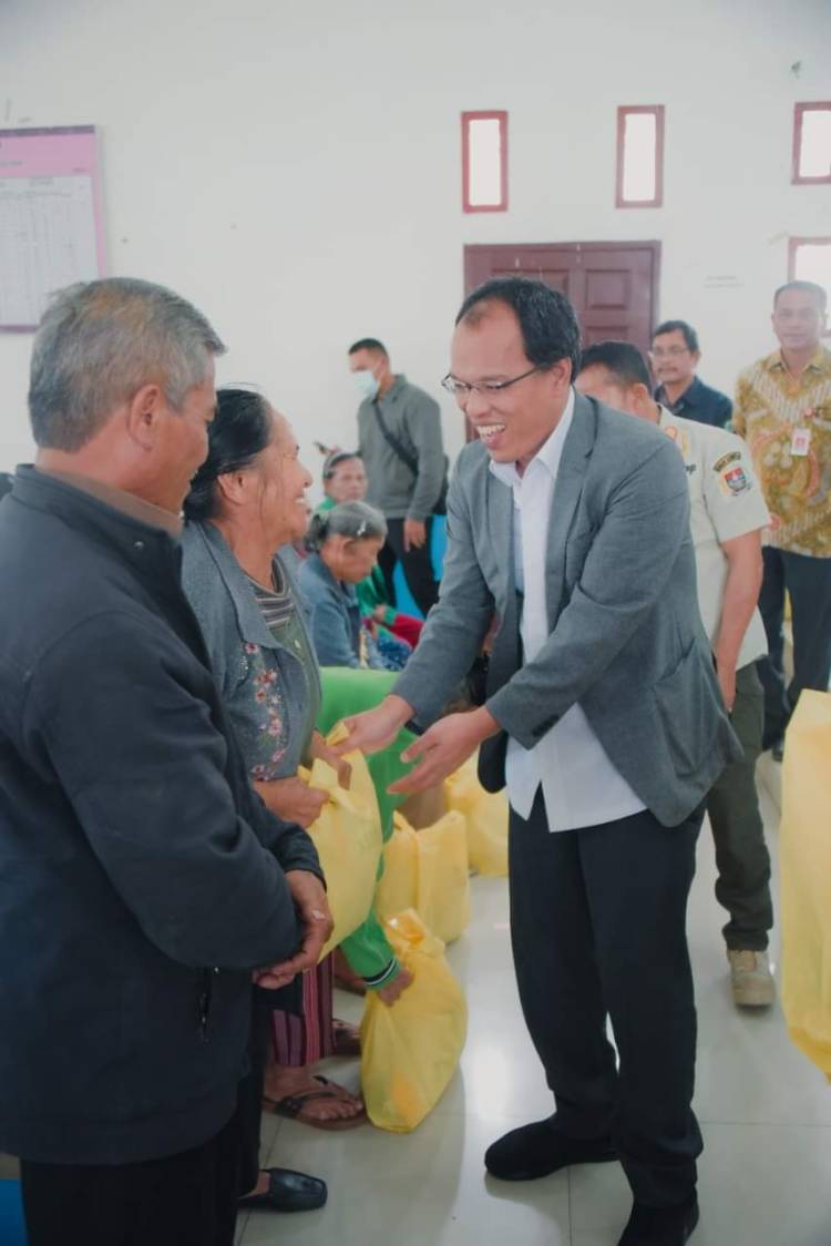 Bupati Humbahas Kembali Berikan Bingkisan Natal Kepada Masyarakat