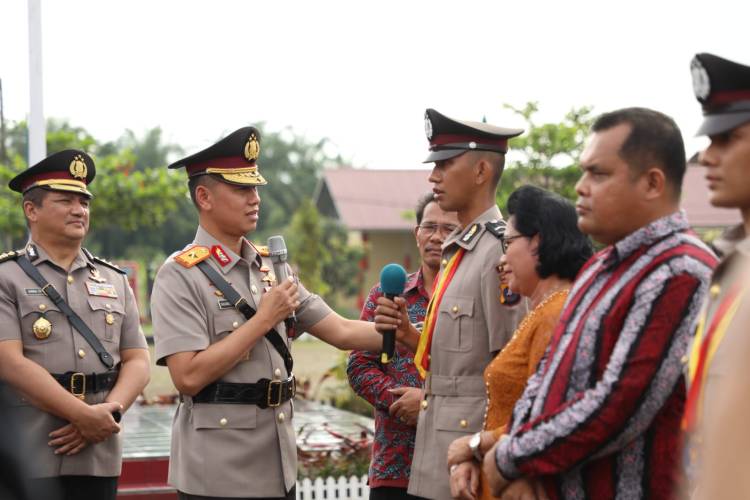 Anaknya Lulus  Murni saat mendaftar di Polda Sumut