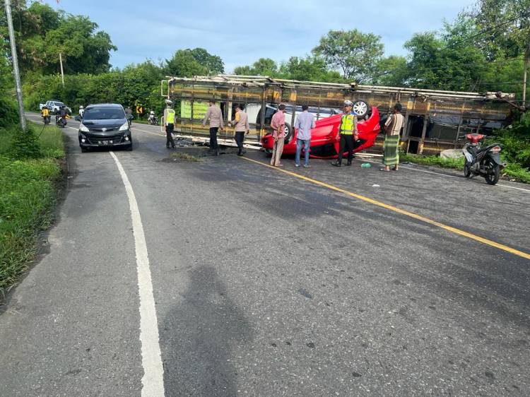 Hilang Kendali, Truk Angkut Empat Mobil Terguling di Simpang Butong