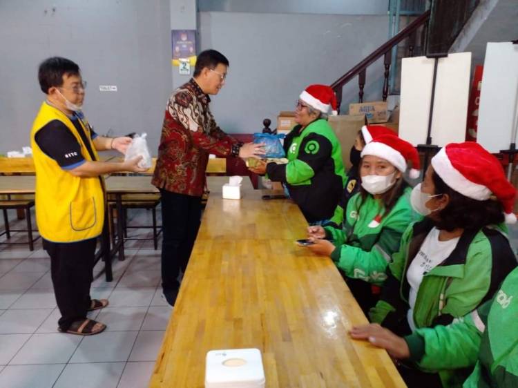 Ketua DPRD Medan bareng SIYC dan Lion Club Berbagi Kepada Drivel Ojol