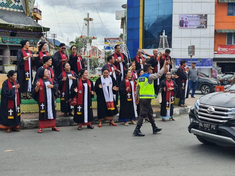Wakapolres Karo Kompol Aron Siahaan, Pantau Pawai Natal Di Kota Berastagi
