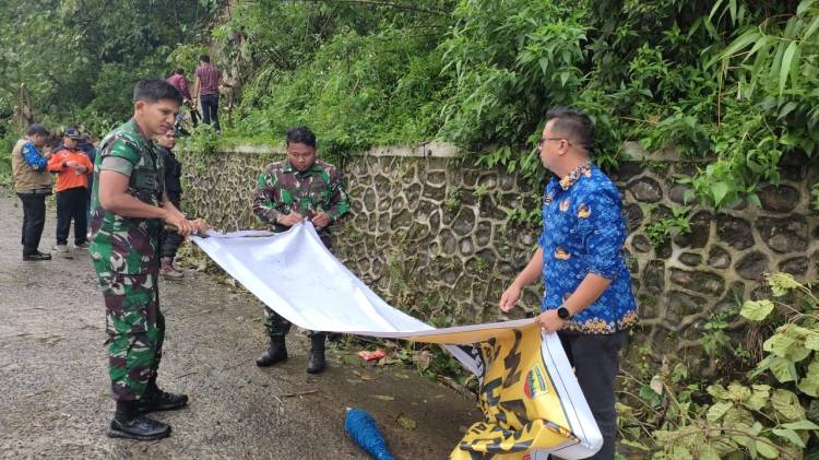 Antisipasi Bahaya Longsor, Dandim 0205/TK Bersama BPBD Pasang Banner di Jalan Jamin Ginting