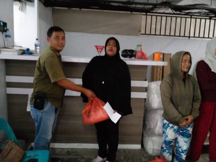 Mansyur Residence Salurkan CSR Berupa Sembako pada Warga Sekitar Gang Melati