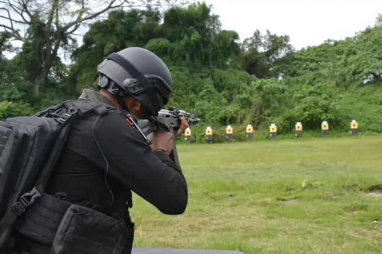 Asah Kemampuan, Dansat Brimob Polda Sumut Pimpin Latihan Menembak