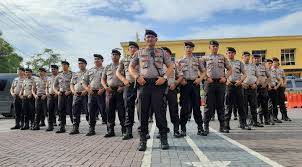 Petugas Sabhara Polres Belawan Bantu Evakuasi Warga yang Melahirkan