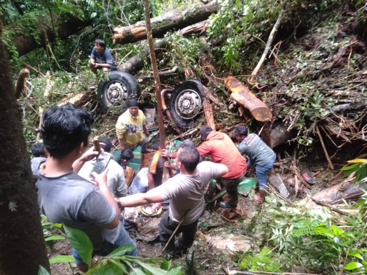 Truk CPO Diterjang Longsor Di Jalan Karo - Dairi