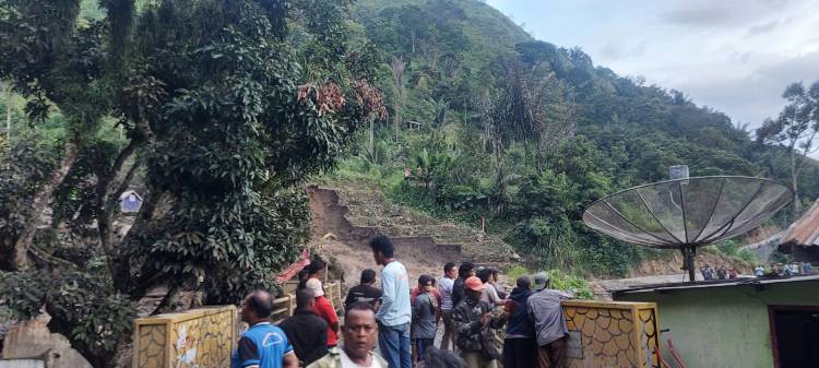 Polres Simungun Bersama Tim Sigap Tanggap Evakuasi Banjir Bandang Sapu Dusun  2 Binanga Bolon, 28 KK Mengungsi dan Jalan Putus Total