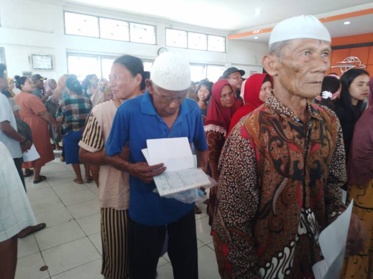 Lansia Medan Utara Terima Bantuan