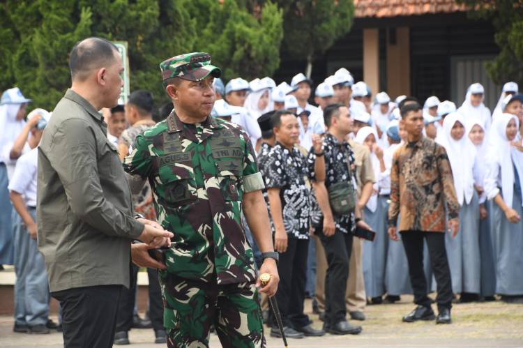 Panglima TNI Dampingi Presiden RI Tanam Padi di Jawa Tengah