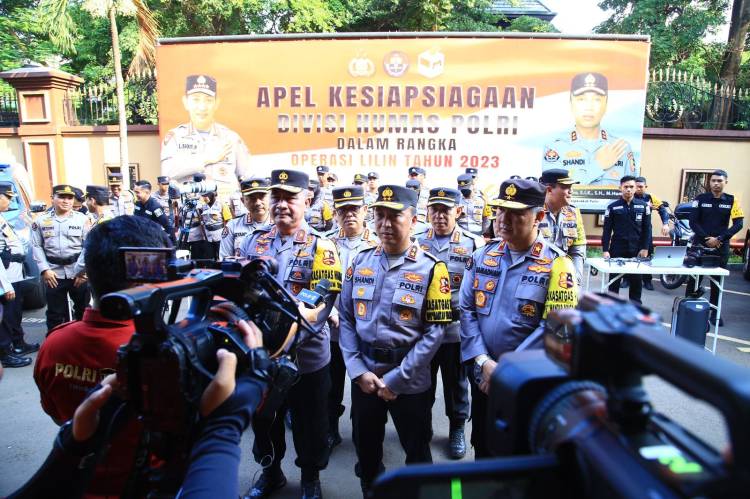 Kadiv Humas Polri Pimpin Upacara Gelar Pasukan Kesiapsiagaan Ops Lilin 2023 Dalam Pengamanan Nataru 2024