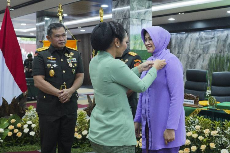 Ny. Evi Agus Subiyanto Serahkan Jabatan Ketum Persit Kartika Chandra Kirana