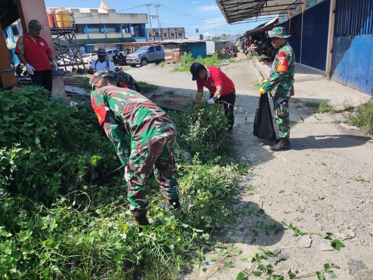Jaga Lingkungan Tetap Bersih, Kodim 1710/Mimika Bersama Seluruh Instansi, Mahasiswa Dan Ormas Sisir Pasar Sentral Dalam Kegiatan Jumat Bersih