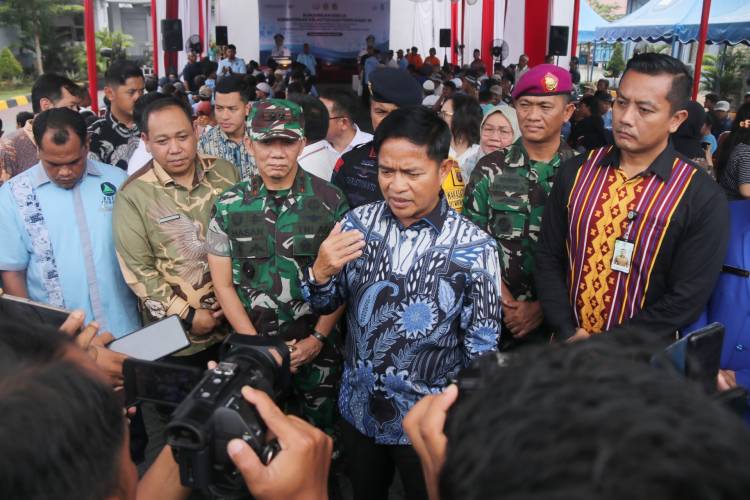 Pejabat Gubernur Sumut Serahkan Bantuan Sembako, Sertifikat dan Buku Pelaut untuk Nelayan
