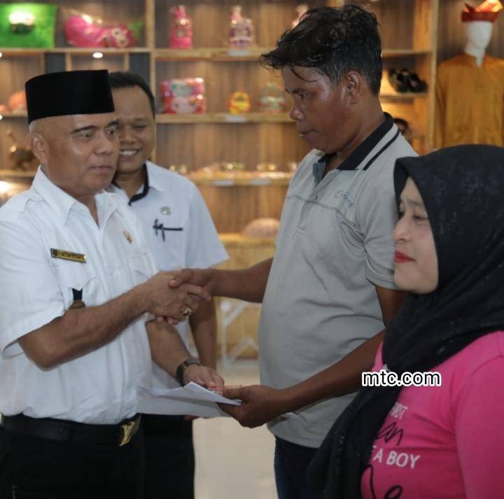 38 Orang Pelaku Usaha Mikro Terima Buku Tabungan Dana Pinjaman Bergulir
