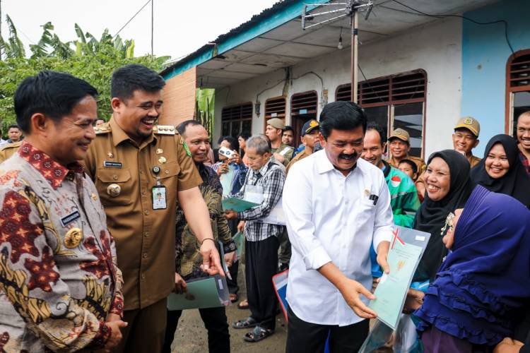 Menhan Prabowo Serahkan Delapan Unit Helikopter H225M dan Resmikan Full Flight Simulator H225M