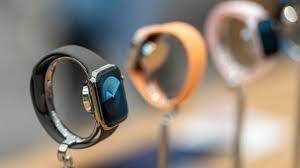 Hari Terakhir Bagi Joe Biden Menyimpan Apple Watch di raknya