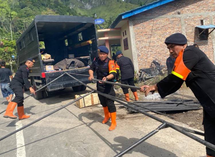 Polres Simalungun Bersama Tim Gabungan Bersihkan Dampak Banjir Bandang di Haranggaol