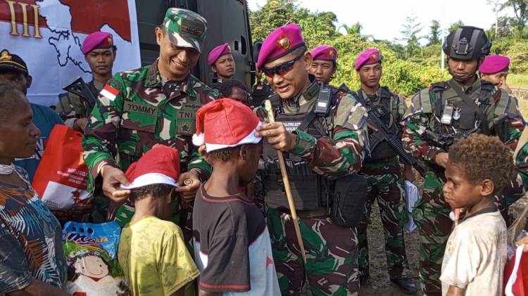TNI Peduli : Satgas Pamtas Mobile RI&ndash;PNG Yonif 7 Marinir dan Kodim 1715/YHK Salurkan Bansos