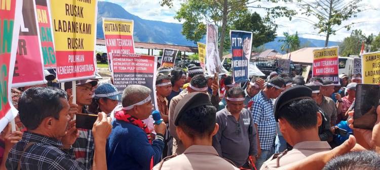 Ratusan Warga Korban Banjir Kenegerian Sihotang Aksi Demo Tutup TPL Di Kantor Bupati