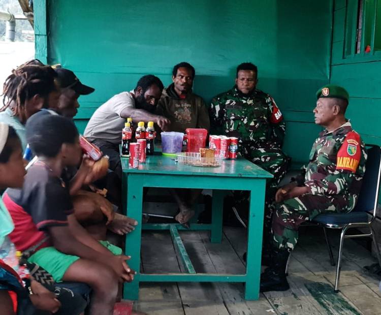 Bukti Kemanunggalan TNI Dengan Rakyat, Warga Kunjungi Koramil Jila Untuk Bersilaturahmi