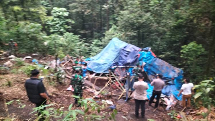 Gubuk Narkoba dan Judi di Sepanjang Jalan Medan-Berastagi Diratakan Petugas Gabungan