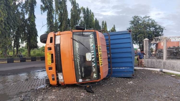 Truk Kontainer Terbalik di Jalan Belawan