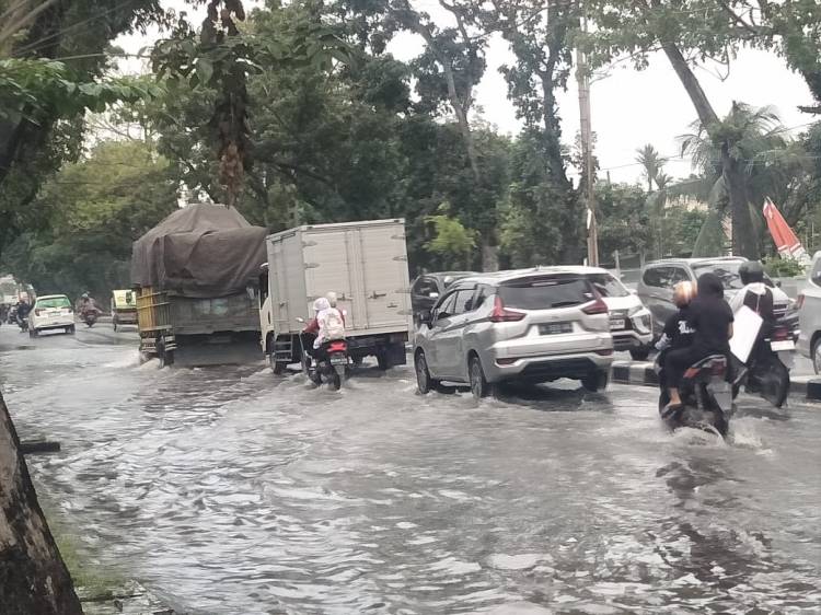 Intensitas Curah Hujan, Sejumlah Rumah Warga Di Jalan Gatot Subroto Terendam Banjir