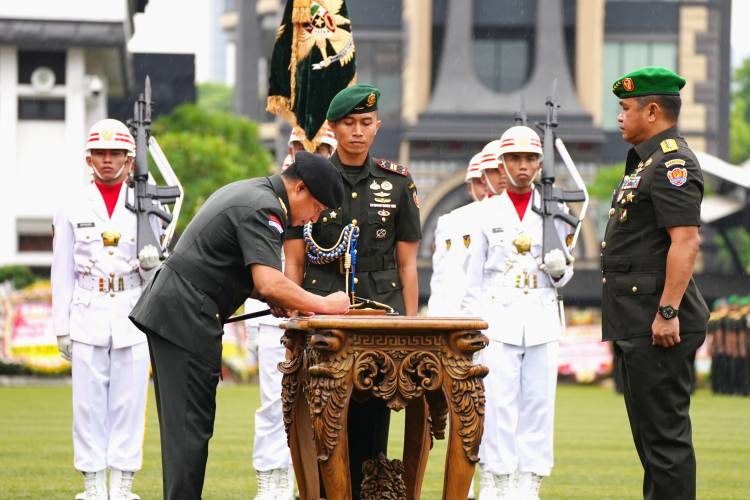Panglima TNI Jenderal TNI Agus Subiyanto Serahkan Jabatan Kasad Kepada Jenderal TNI Maruli Simanjuntak