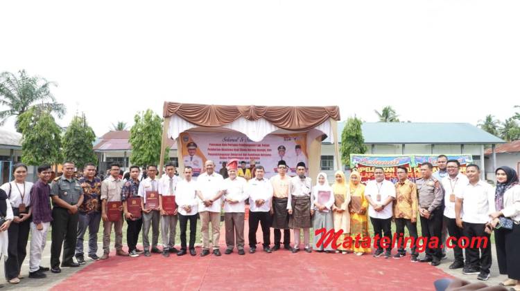 Syah Afandin Serahkan Beasiswa & Letakan Batu Pertama Pembangunan Lap. Futsal SMAN 1 Hinai