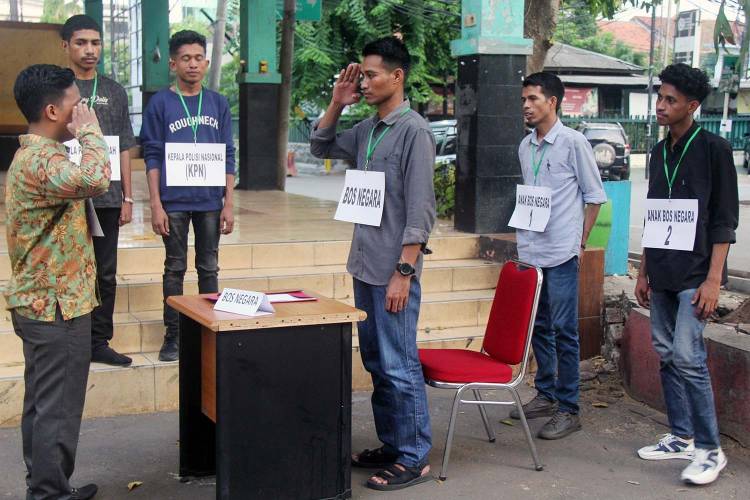 Aksi Teaterikal di Halaman Fakultas Ilmu Sosial Universitas Negeri Jakarta