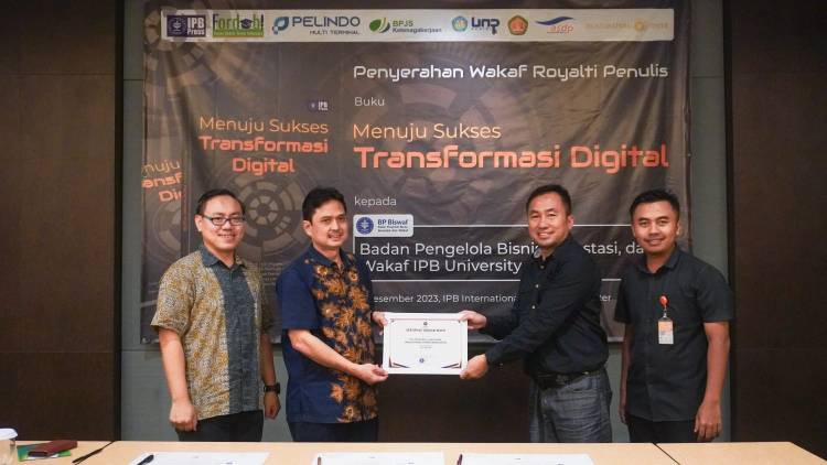Penyerahan Wakaf Royalti Buku kepada BP Biswaf IPB University