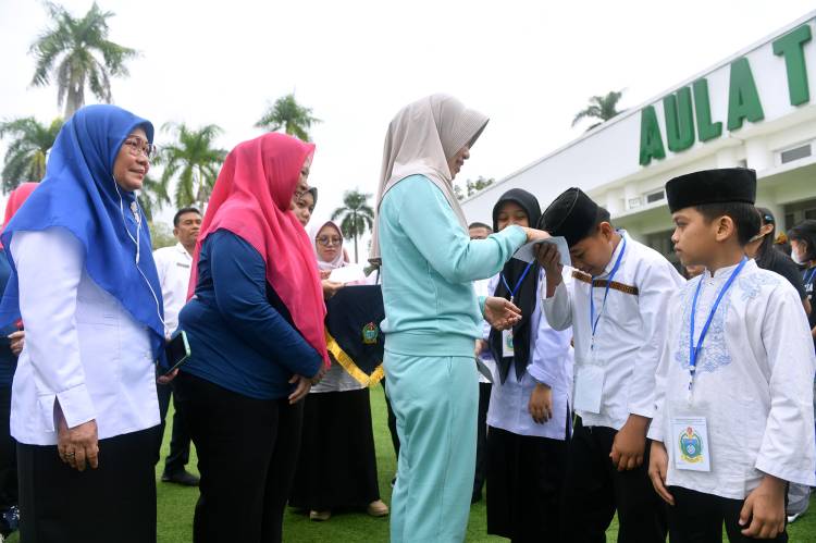 Pj Ketua TP PKK Sumut Kunjungi Lansia dan Berbagi Voucher kepada Anak Yatim Piatu