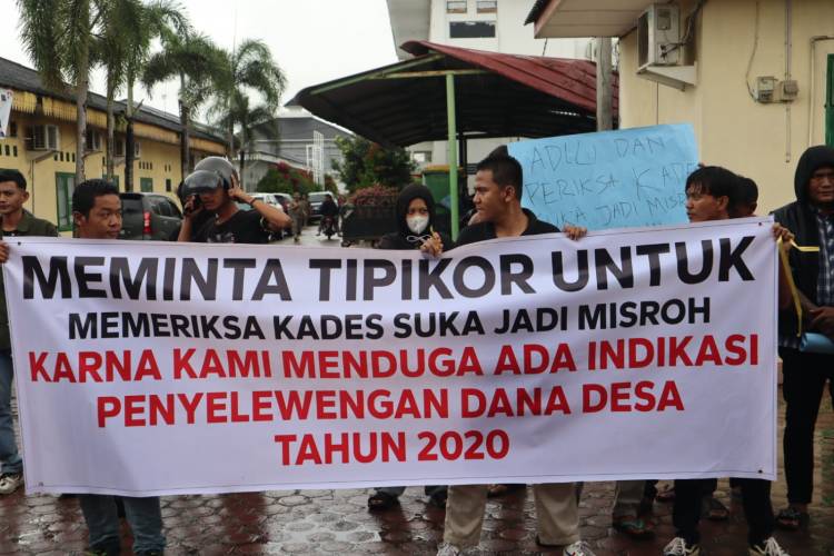 Masalah Dana Desa Aliansi Pemantau Independen Sumut UNRAS Di Depan Kantor Bupati