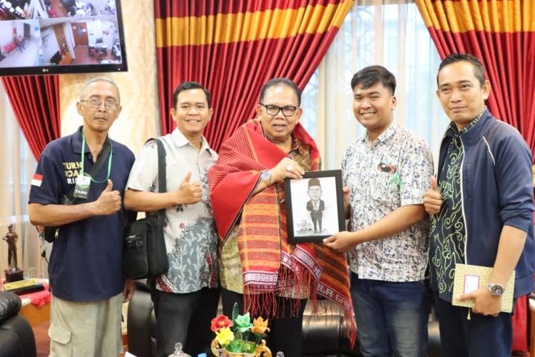 Perayaan Natal Driver Online Sukses, Panitia Ulosi Ketua DPRD Sumut