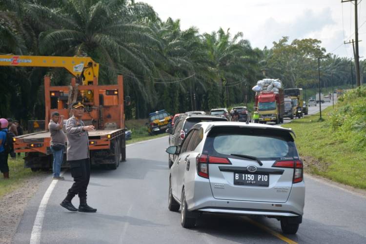 Kapolres Labusel Bantu Evakuasi Mobil Korban Tabrak Lari