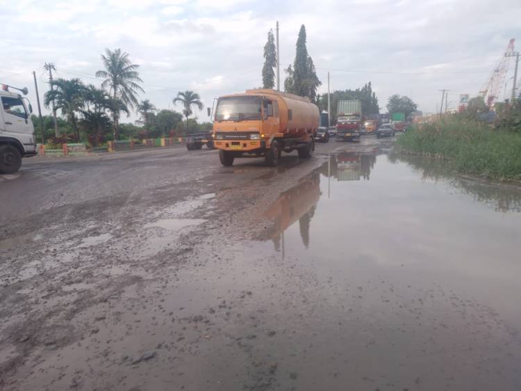 Jalan Raya Pelabuhan Belawan Penuh Lubang