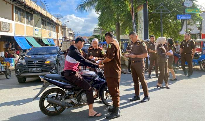 Kejari Tapsel Gelar Apel Pagi Peringati Hakordia 2023, Bagikan Stiker dan Gantungan Kunci