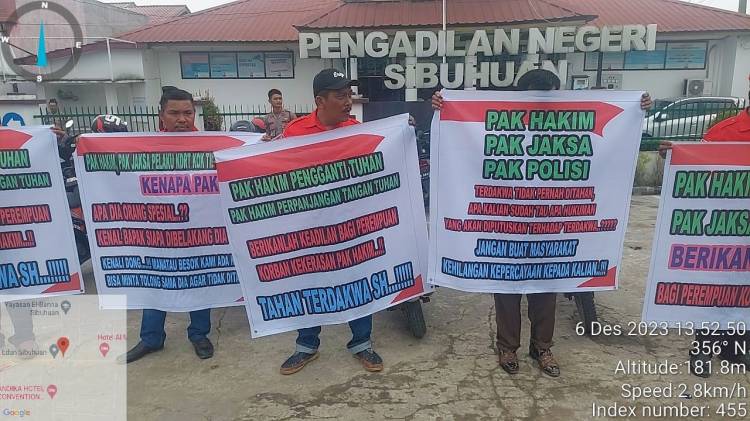 Pengadilan Negeri  Sibuhuan "Digeruduk massa"
