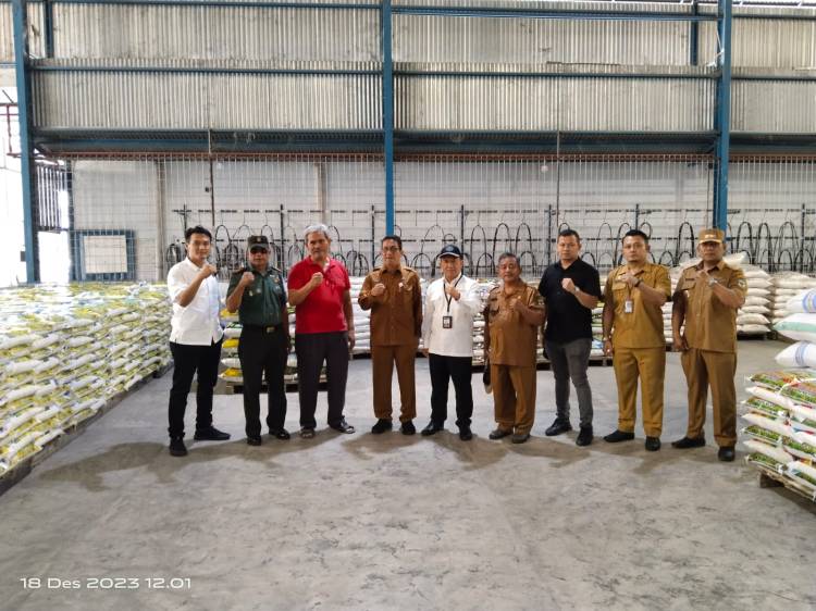 Kapolres Melalui Kanit Ekonomi Ipda Topan Ginting Sidak Bapokting Bersama Forkopimda