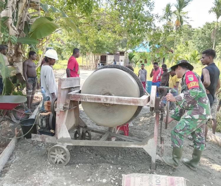 Kebersamaan Dan Kedekatan Terlihat Saat Babinsa Koramil 1710-07/Mapurujaya Menggelar Kerja Bakti Pengecoran Jalan Bersama Warga Binaan