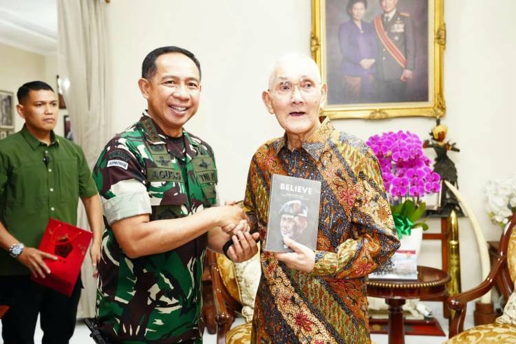 Panglima TNI Kunjungi Sesepuh TNI Jenderal TNI (Purn) Try Sutrisno