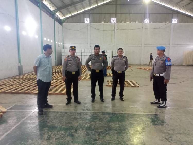Polsek Perbaungan melaksanakan Piket Jaga Barang Logistik Pemilu 2024 di Gudang III KPU Kab. Serdang Bedagai