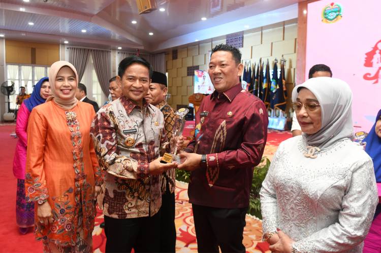 Peringati Hari Ibu ke-95, Pj Gubernur Sumut Terharu dan Bangga kepada Nuraini, yang Didik 10 Anaknya jadi Sukses