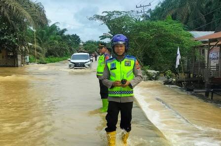 Air Sungai Bilah Meluap, Tim Pos Pam 3 Ops Lilin Toba Urai Kemacetan Arus Lalulintas Di Jalinsum