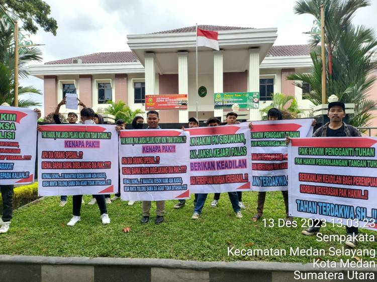 Kejati Sumut Dan PT Medan Didemo, Massa Minta Terdakwa Dugaan KDRT Anggota DPRD Palas Ditahan