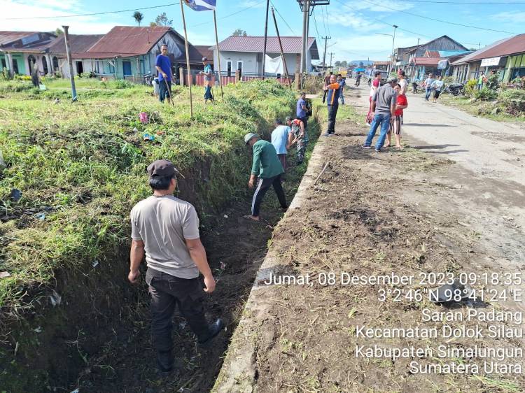 Kapolsek dan Forkompimca Dolok Silau Laksanakan Giat Gotong Royong untuk Bersihkan Fasilitas Umum