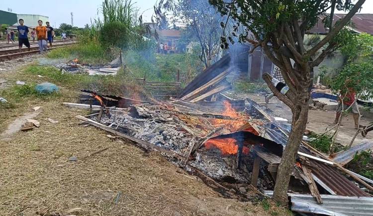 APH Diam, Warga Tembung Ngamuk...!!! Bergerak dan Bakar Lapak Judi Serta Narkoba