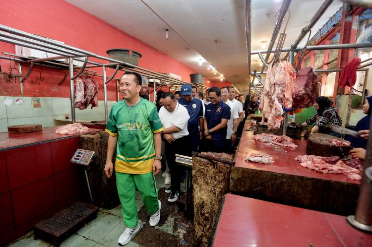 Pj Gubernur Sumut Kembali Tinjau Pasar Sei Sikambing Guna Pastikan Stok dan Harga Kebutuhan Pokok Aman
