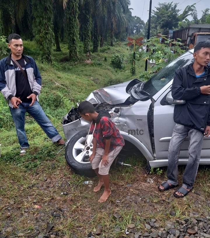 Toyota Rush Dihantam Locomotif, Pengemudi Terhindar Dari Maut