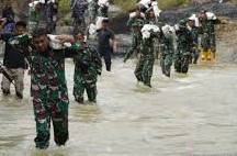 Sejumlah Kenderaan TNI terperosok, Prajurit pikul material renovasi makam pahlawan